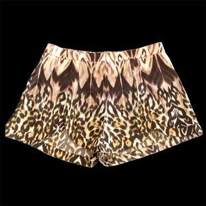 BEBE Animal Print Scalloped Slit Detail Zip-up Back Pockets Shorts SP